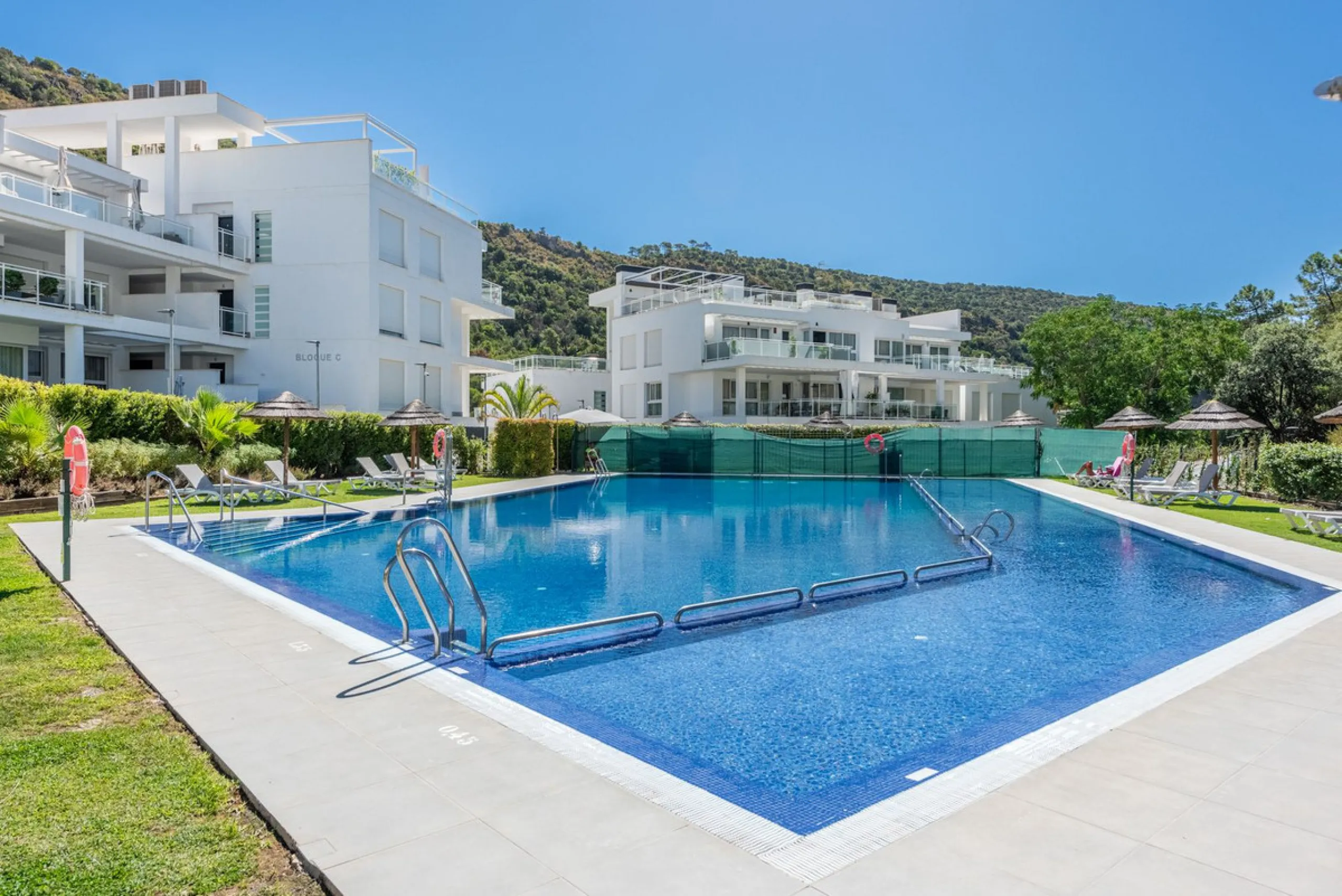 Apartment - Ground Floor Apartment в продаже в Benahavís, Málaga. В доме 3 спален и 2 ванных комнат. Площадь дома 227 м². Площадь участка 270 м²