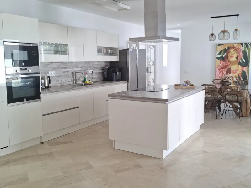*** RARE FIND *** STUNNING  5 bedroom VILLA in LA SIERREZUELA, MIJAS