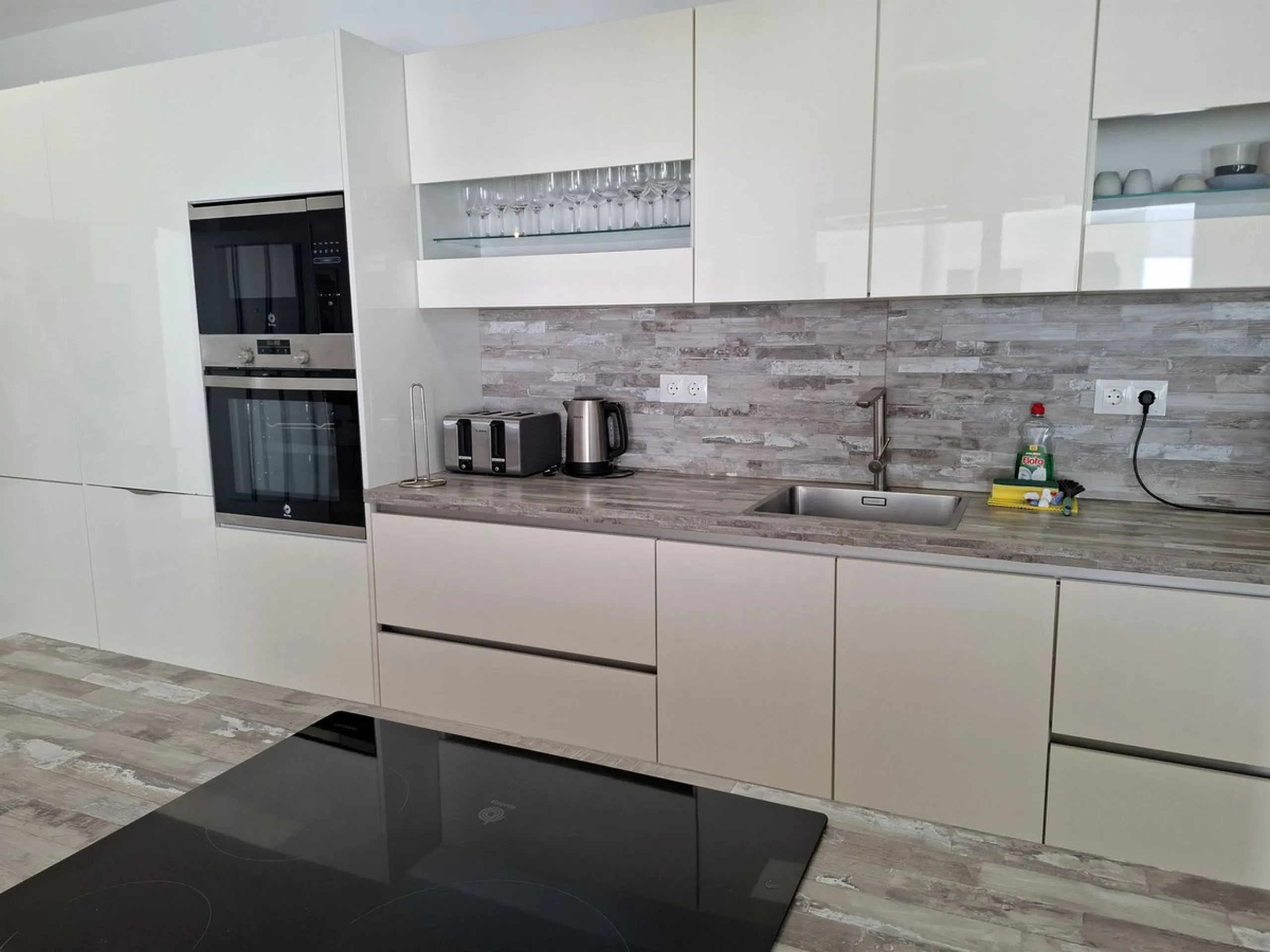 *** RARE FIND *** STUNNING  5 bedroom VILLA in LA SIERREZUELA, MIJAS
