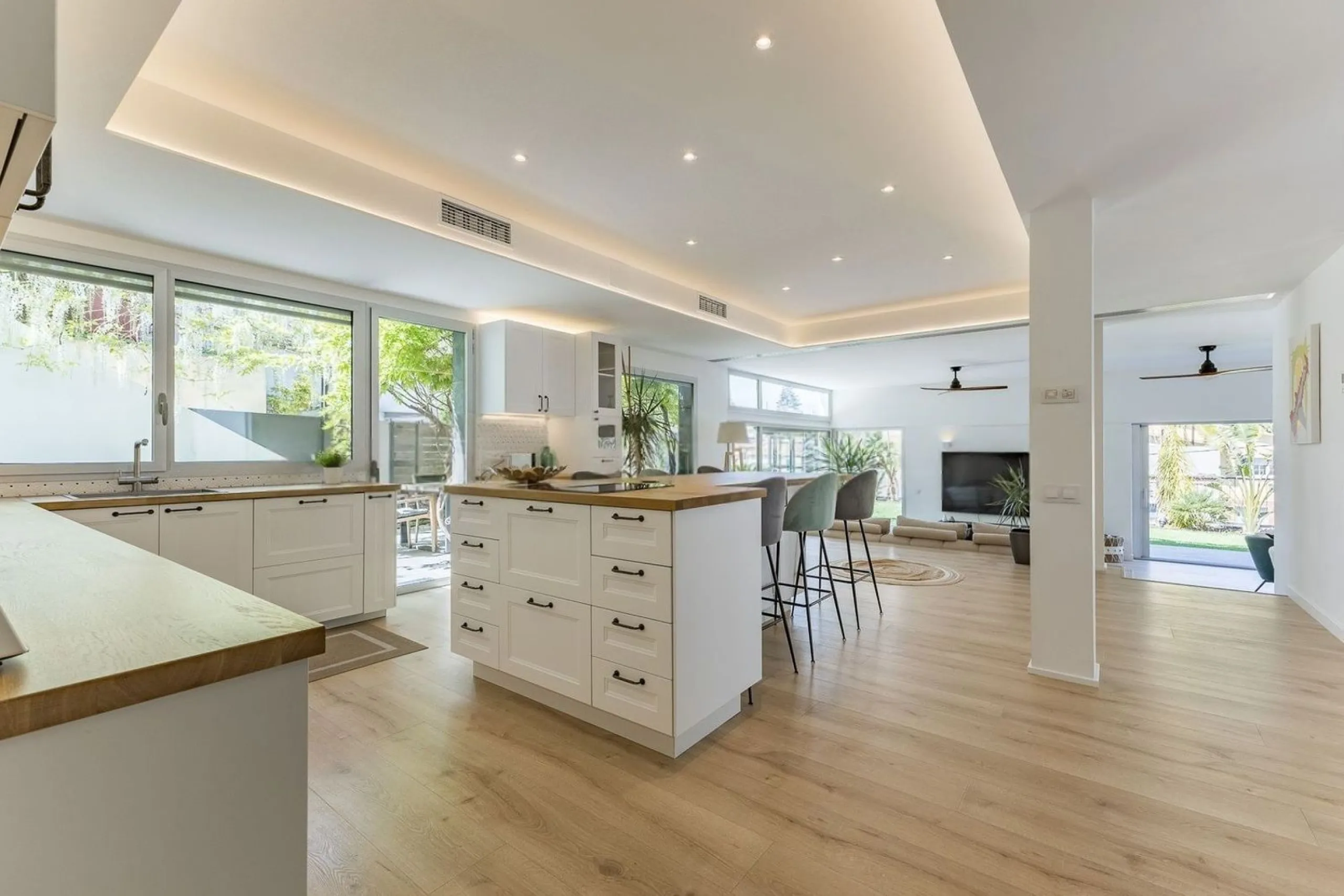 Renovated Contemporary Home with Private Pool in Esplugues de Llobregat, Barcelona