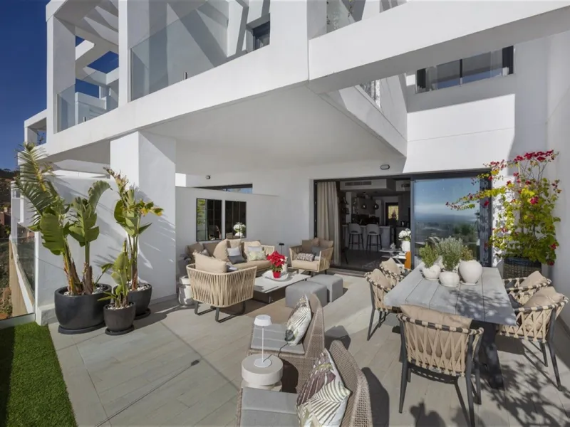 Contemporary and luxurious four level family home offering stunning panoramic views only 10 minutes to Sotogrande.