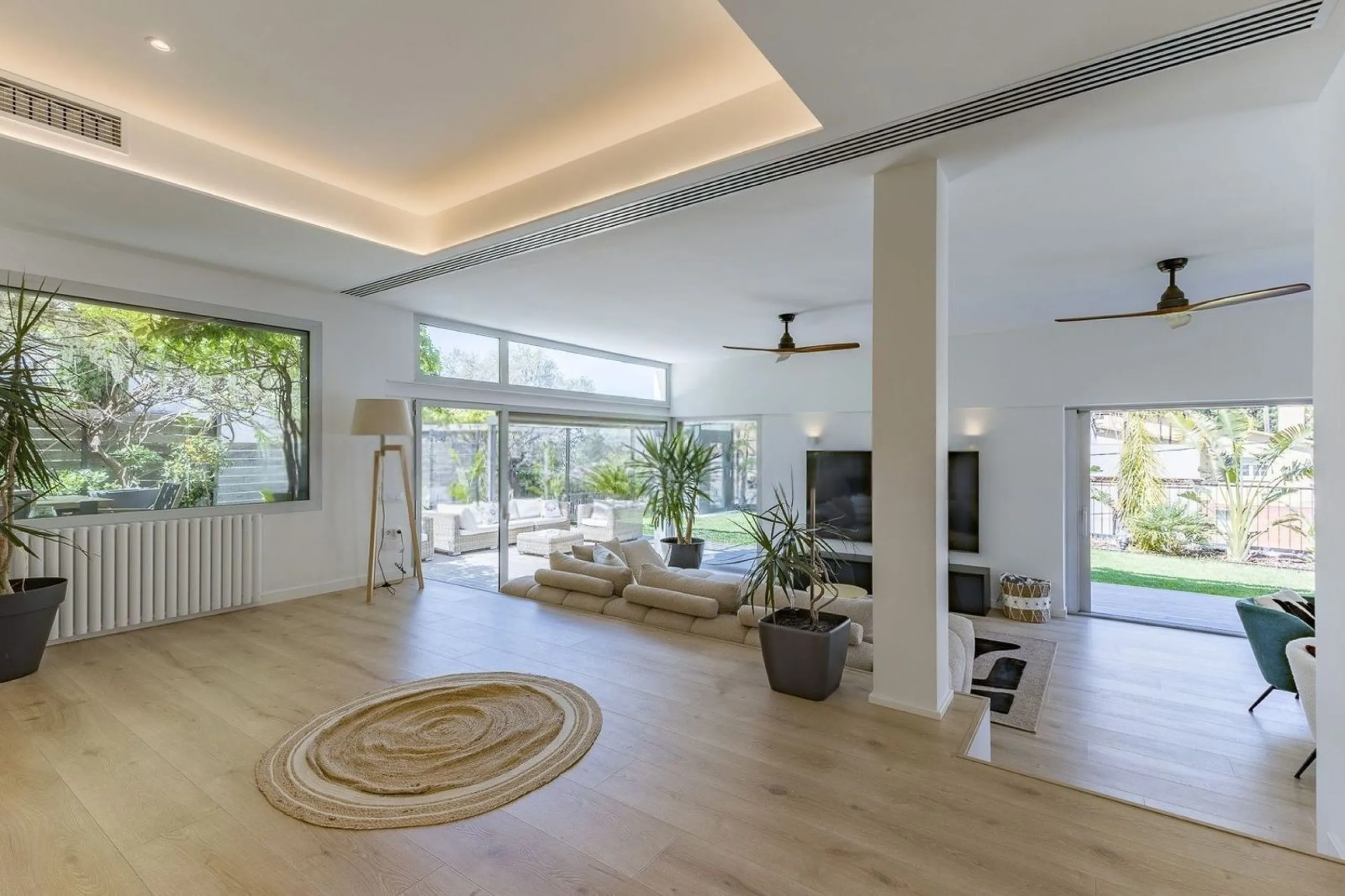Renovated Contemporary Home with Private Pool in Esplugues de Llobregat, Barcelona