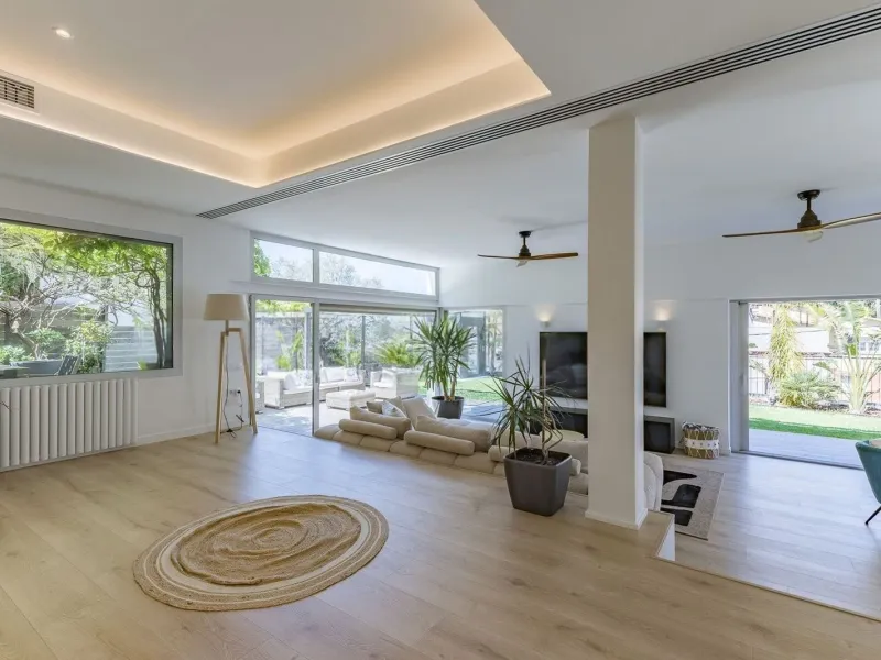 Renovated Contemporary Home with Private Pool in Esplugues de Llobregat, Barcelona