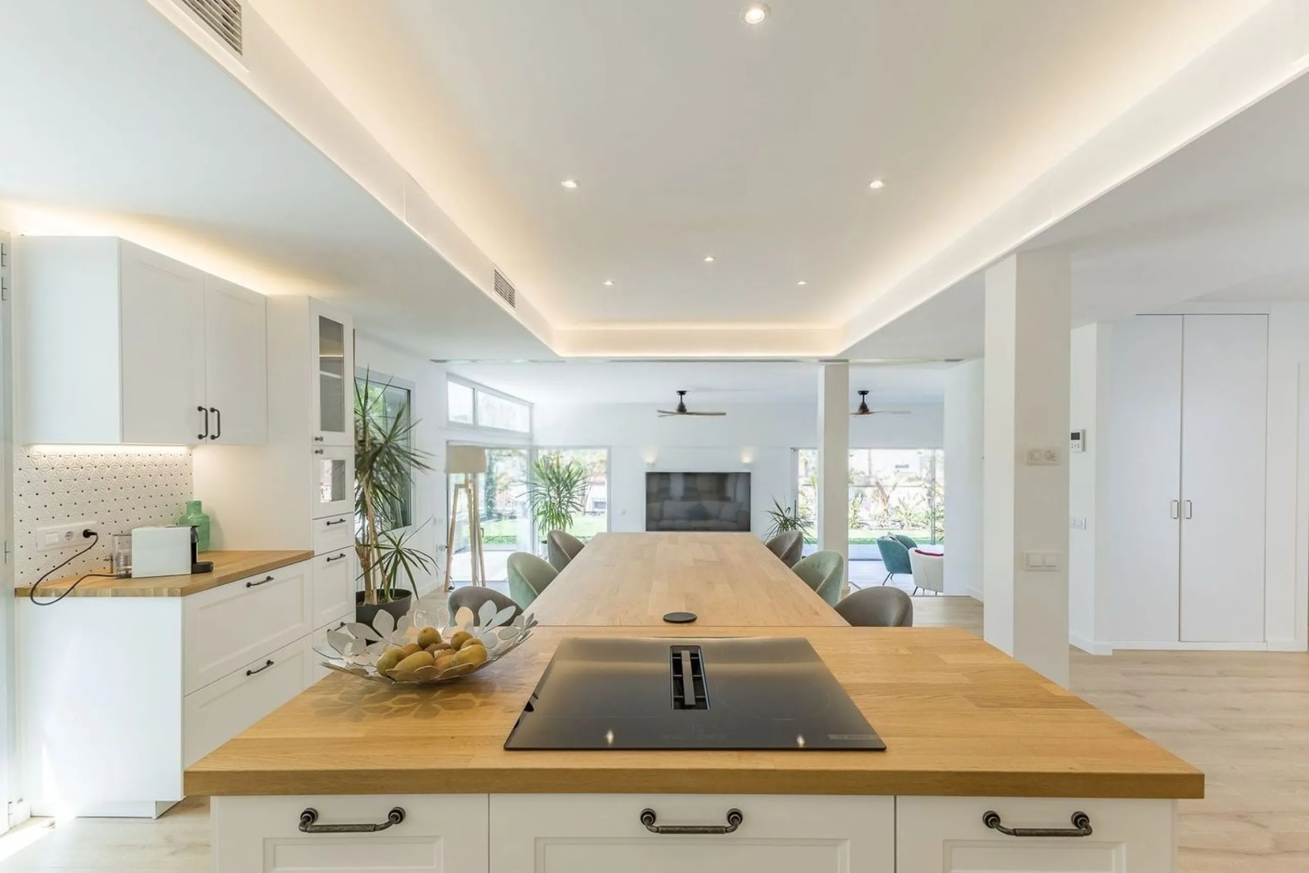 Renovated Contemporary Home with Private Pool in Esplugues de Llobregat, Barcelona