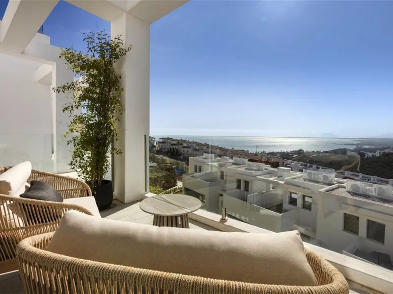 Contemporary and luxurious four level family home offering stunning panoramic views only 10 minutes to Sotogrande.