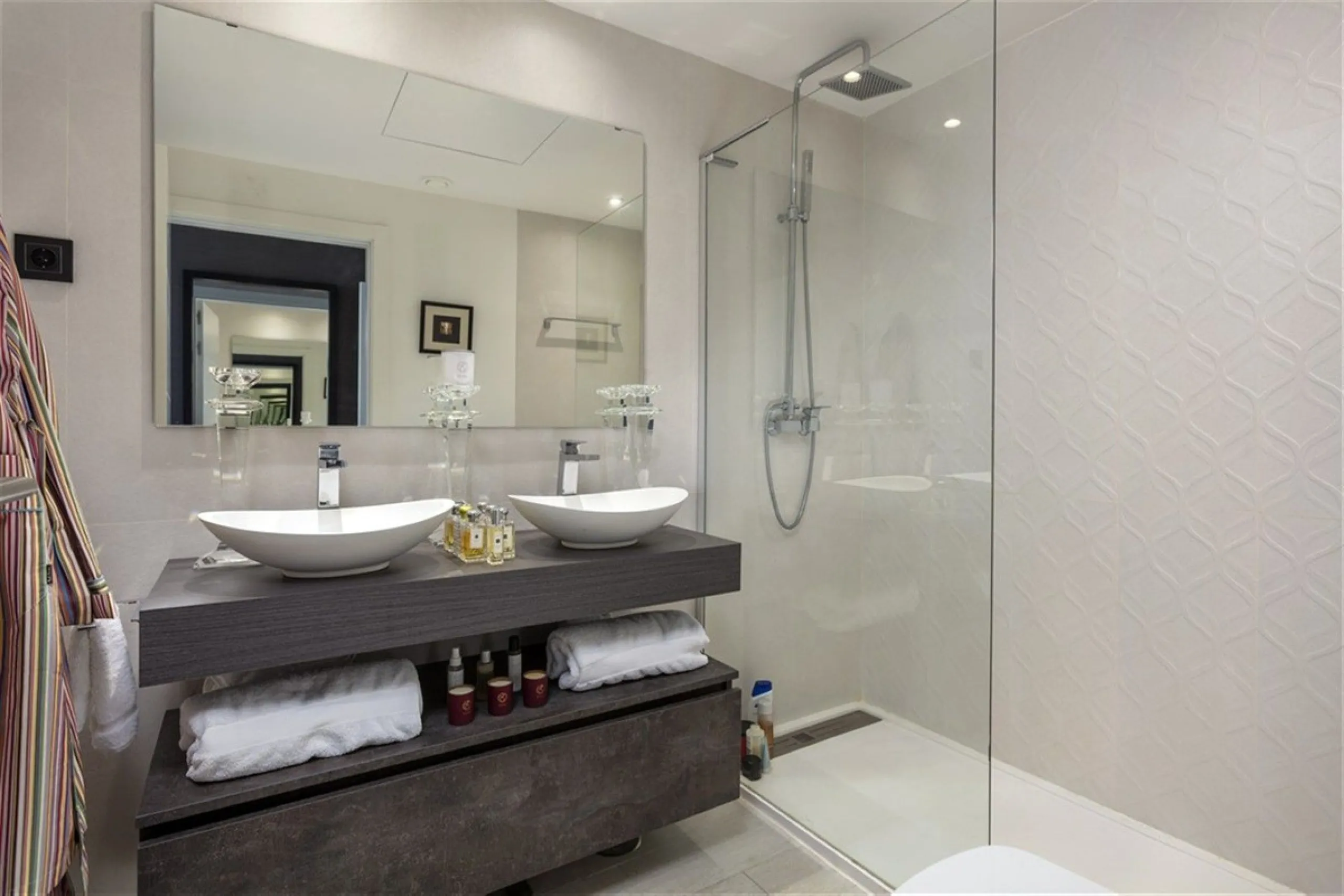 Contemporary and luxurious four level family home offering stunning panoramic views only 10 minutes to Sotogrande.