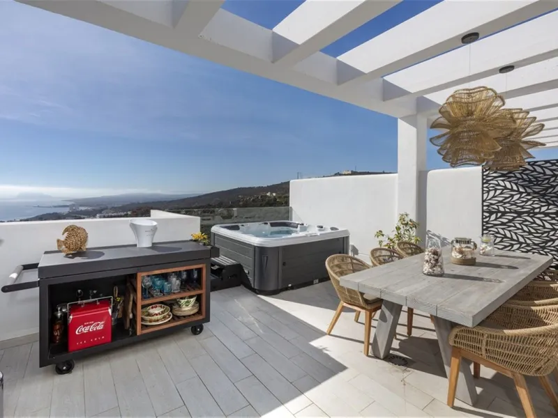 Contemporary and luxurious four level family home offering stunning panoramic views only 10 minutes to Sotogrande.