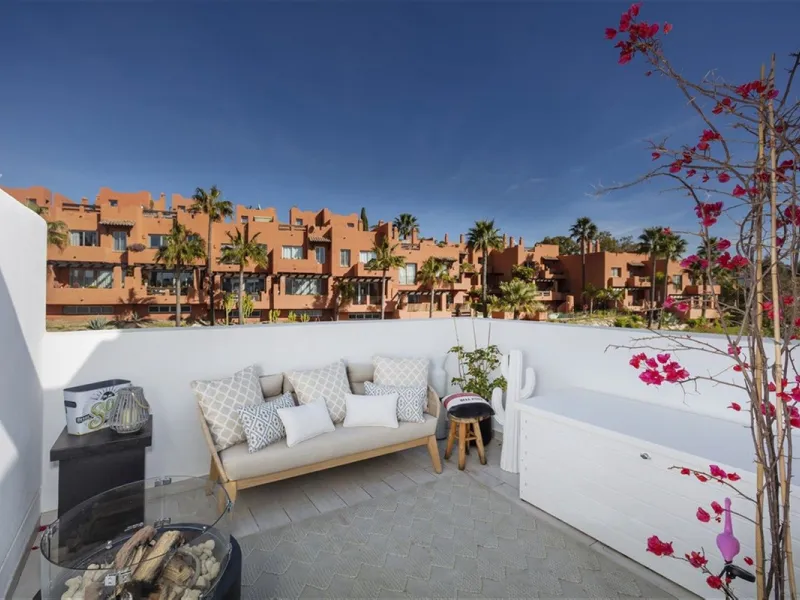Contemporary and luxurious four level family home offering stunning panoramic views only 10 minutes to Sotogrande.