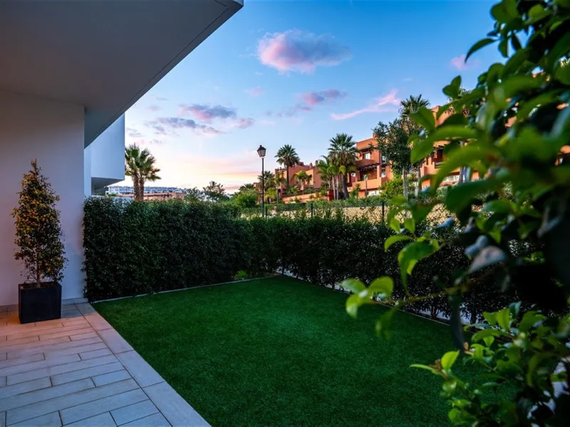 Contemporary and luxurious four level family home offering stunning panoramic views only 10 minutes to Sotogrande.