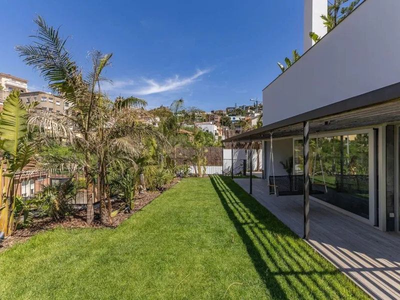 Renovated Contemporary Home with Private Pool in Esplugues de Llobregat, Barcelona