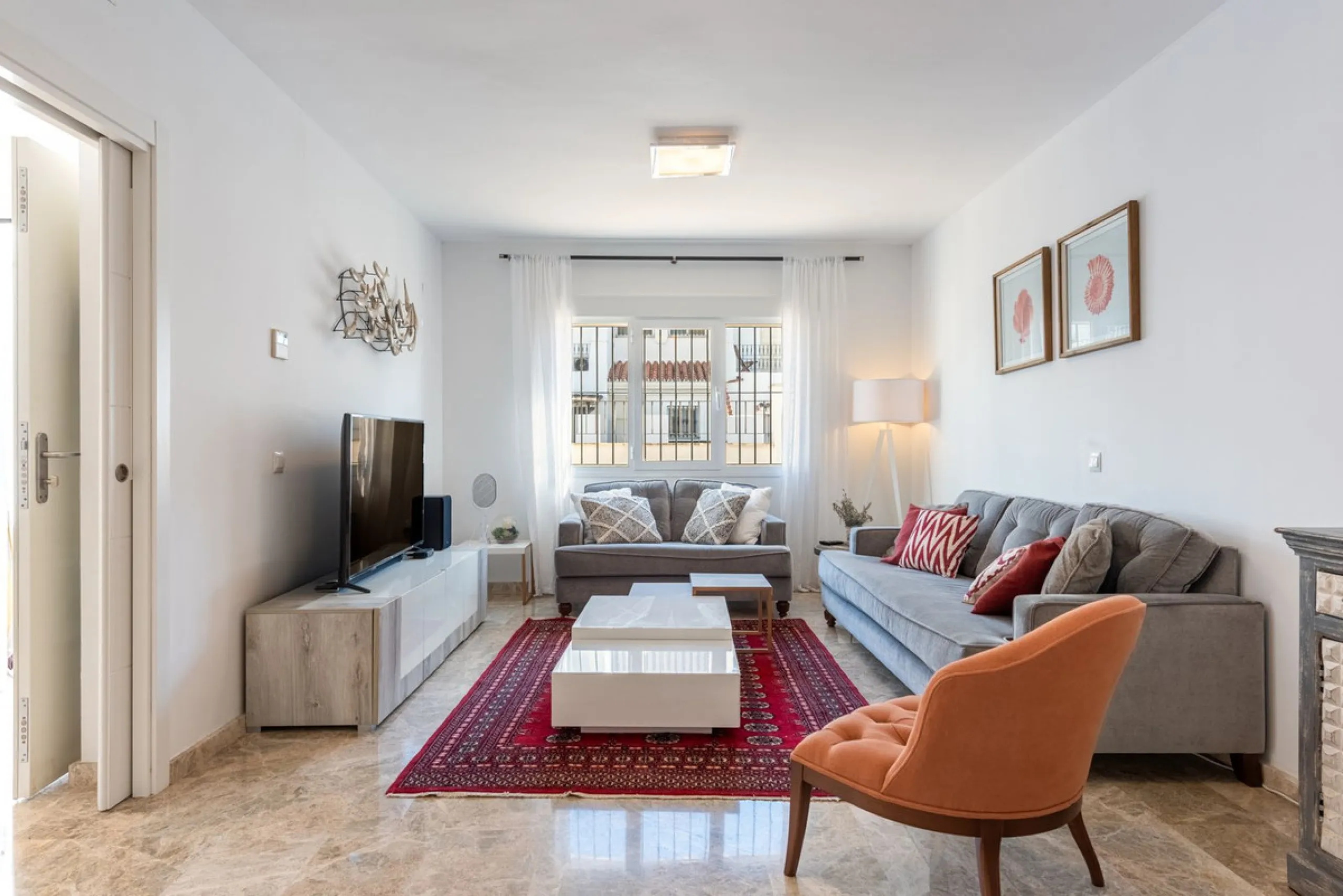 Bright CORNER Semi-Detached Home in Los Naranjos de Marbella, Just 1.5 km from the Beach and Puerto Banús