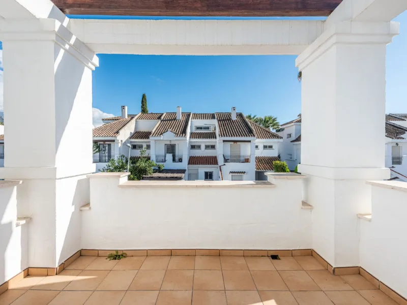 Bright CORNER Semi-Detached Home in Los Naranjos de Marbella, Just 1.5 km from the Beach and Puerto Banús