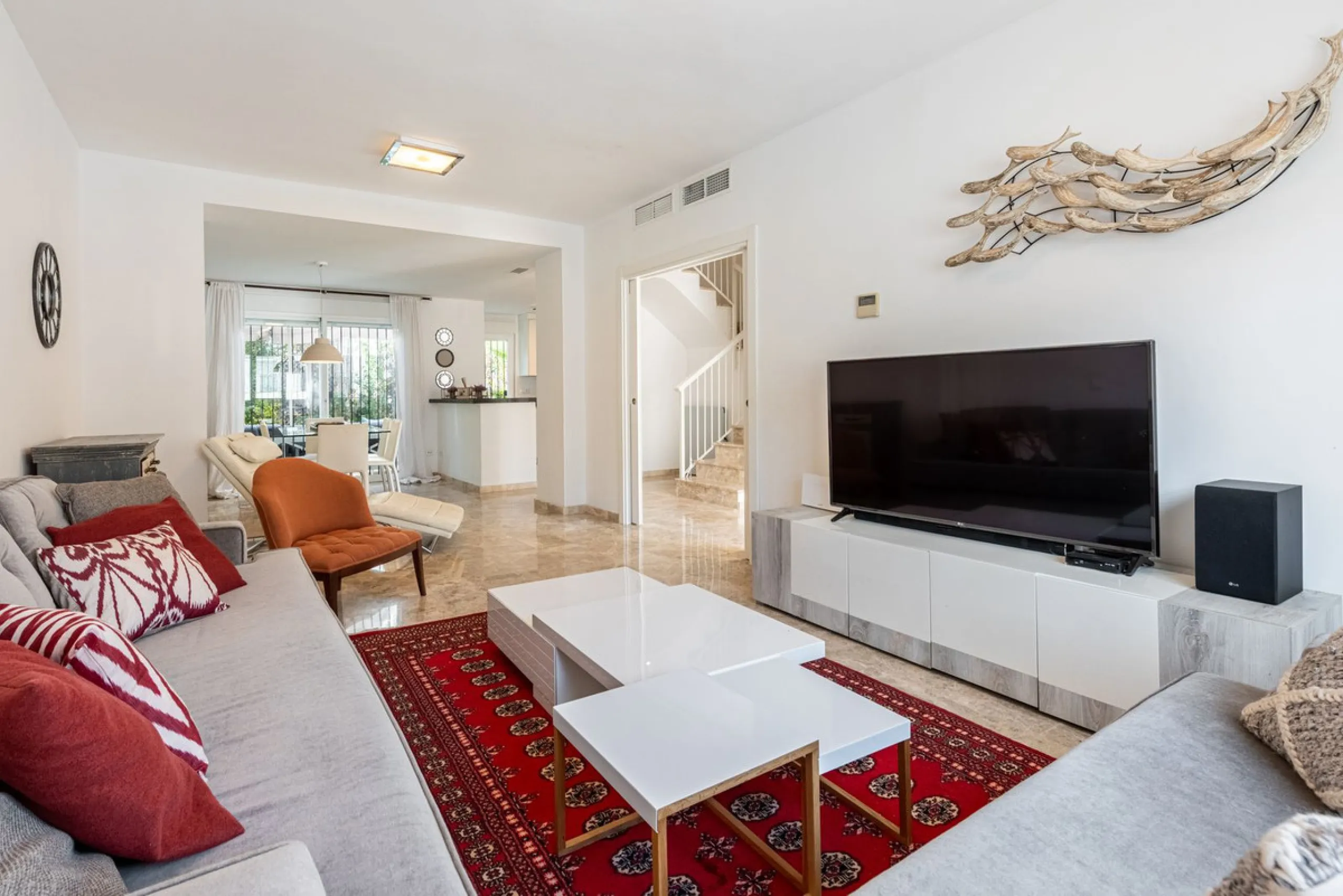 Bright CORNER Semi-Detached Home in Los Naranjos de Marbella, Just 1.5 km from the Beach and Puerto Banús