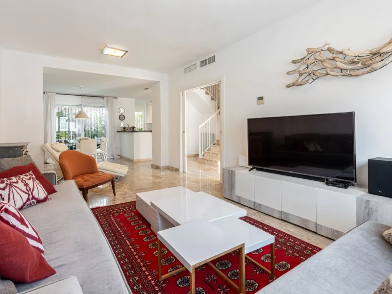 Bright CORNER Semi-Detached Home in Los Naranjos de Marbella, Just 1.5 km from the Beach and Puerto Banús