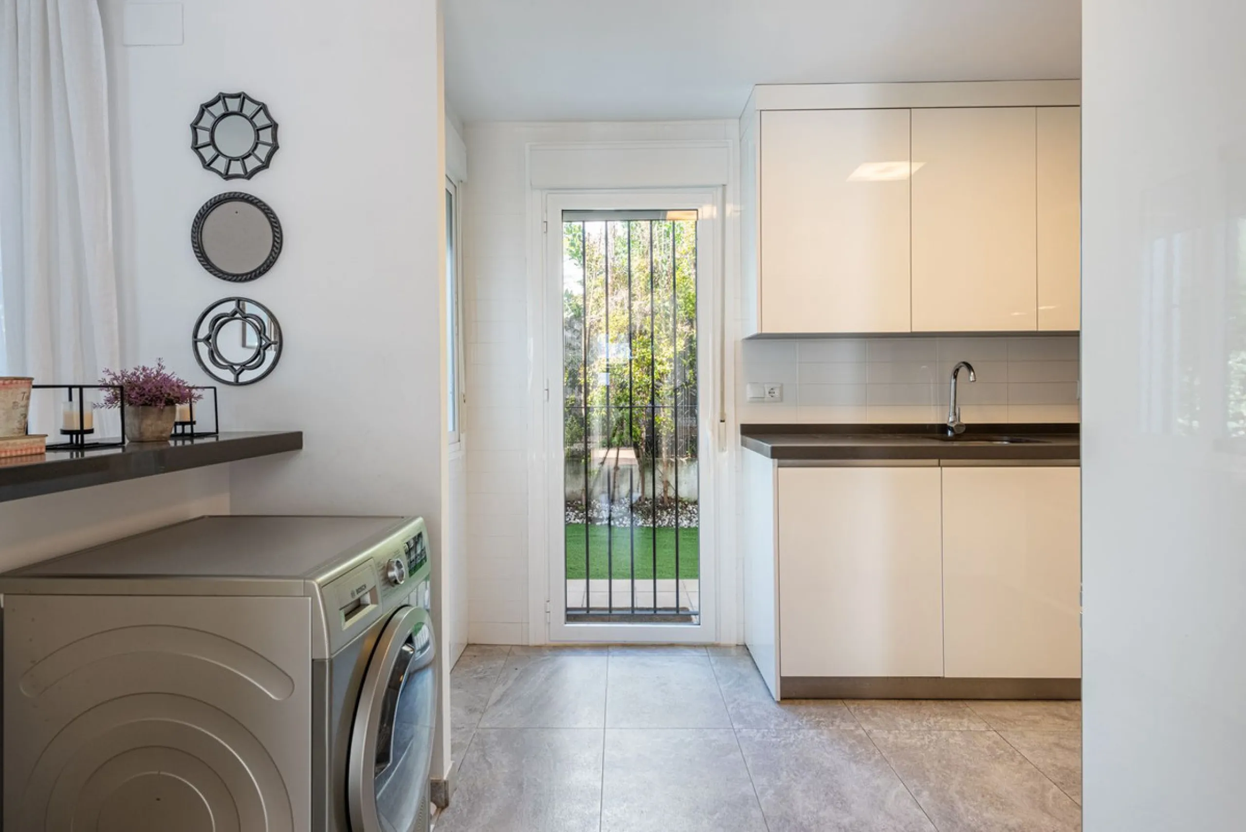 Bright CORNER Semi-Detached Home in Los Naranjos de Marbella, Just 1.5 km from the Beach and Puerto Banús