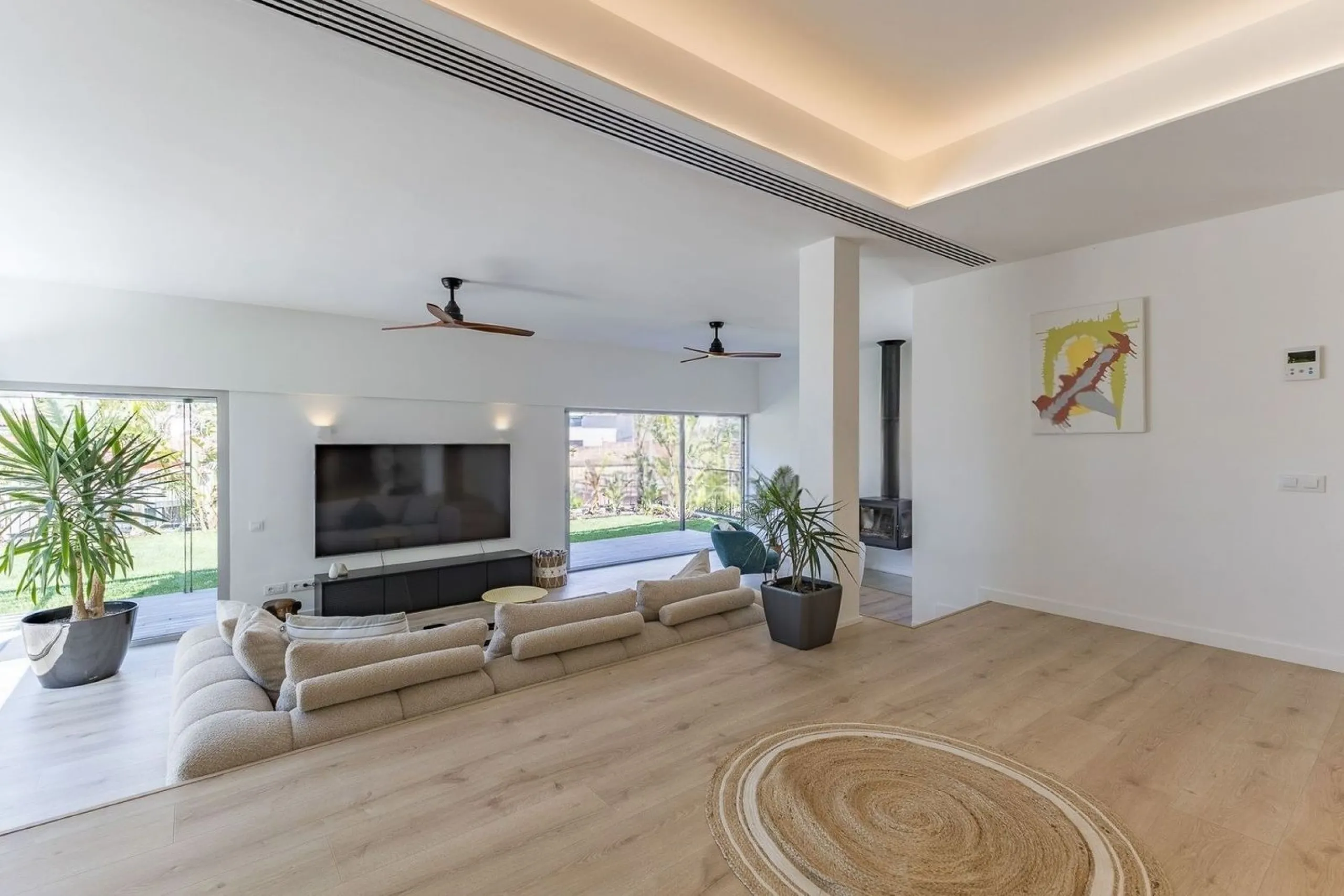 Renovated Contemporary Home with Private Pool in Esplugues de Llobregat, Barcelona