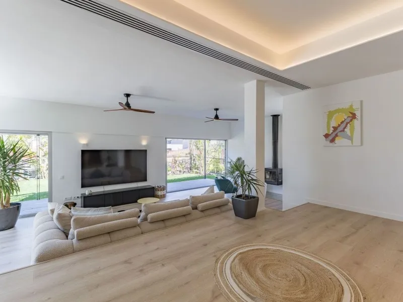 Renovated Contemporary Home with Private Pool in Esplugues de Llobregat, Barcelona