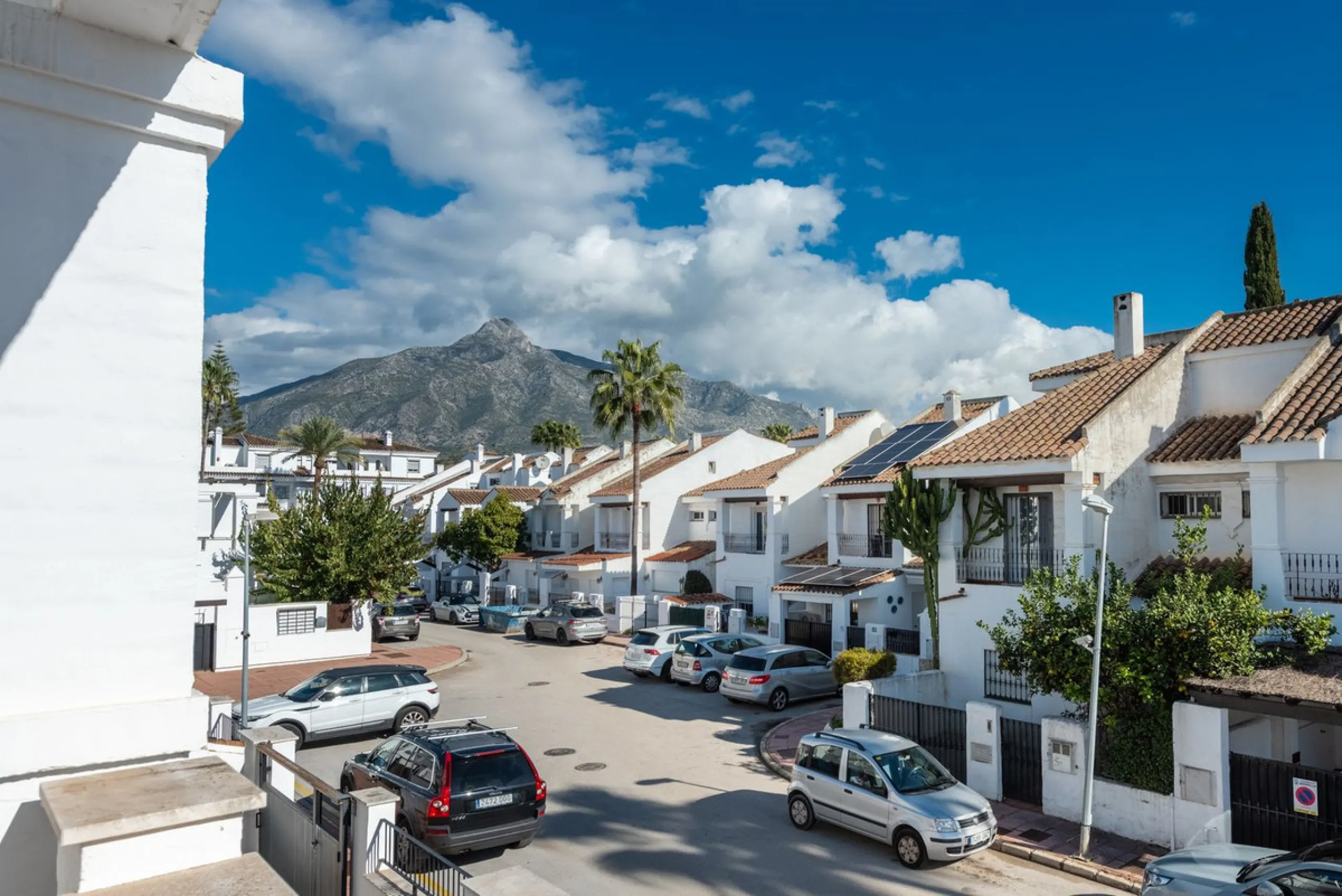 Bright CORNER Semi-Detached Home in Los Naranjos de Marbella, Just 1.5 km from the Beach and Puerto Banús