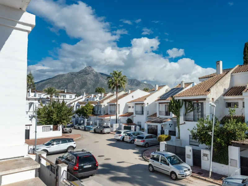 Bright CORNER Semi-Detached Home in Los Naranjos de Marbella, Just 1.5 km from the Beach and Puerto Banús