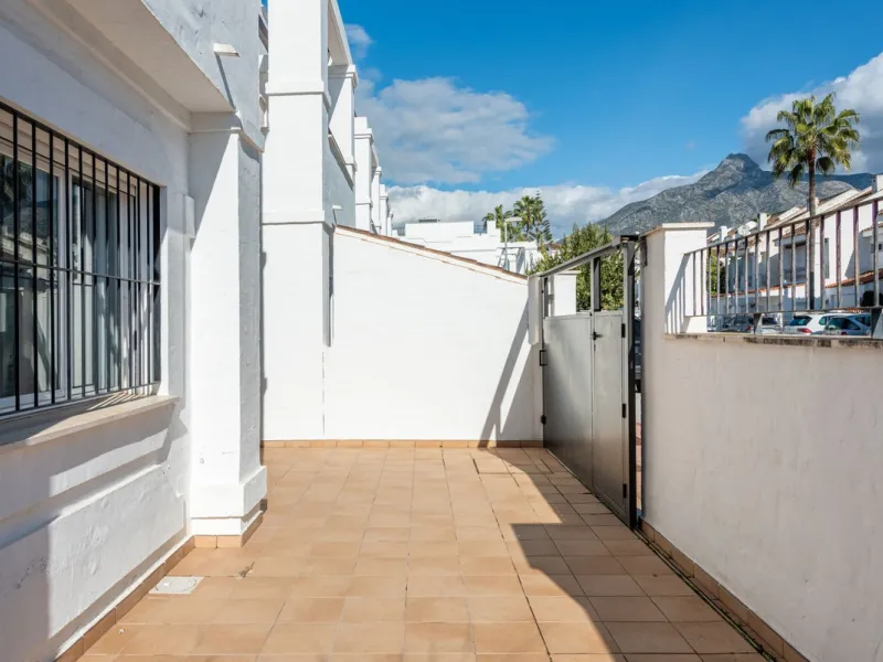 Bright CORNER Semi-Detached Home in Los Naranjos de Marbella, Just 1.5 km from the Beach and Puerto Banús