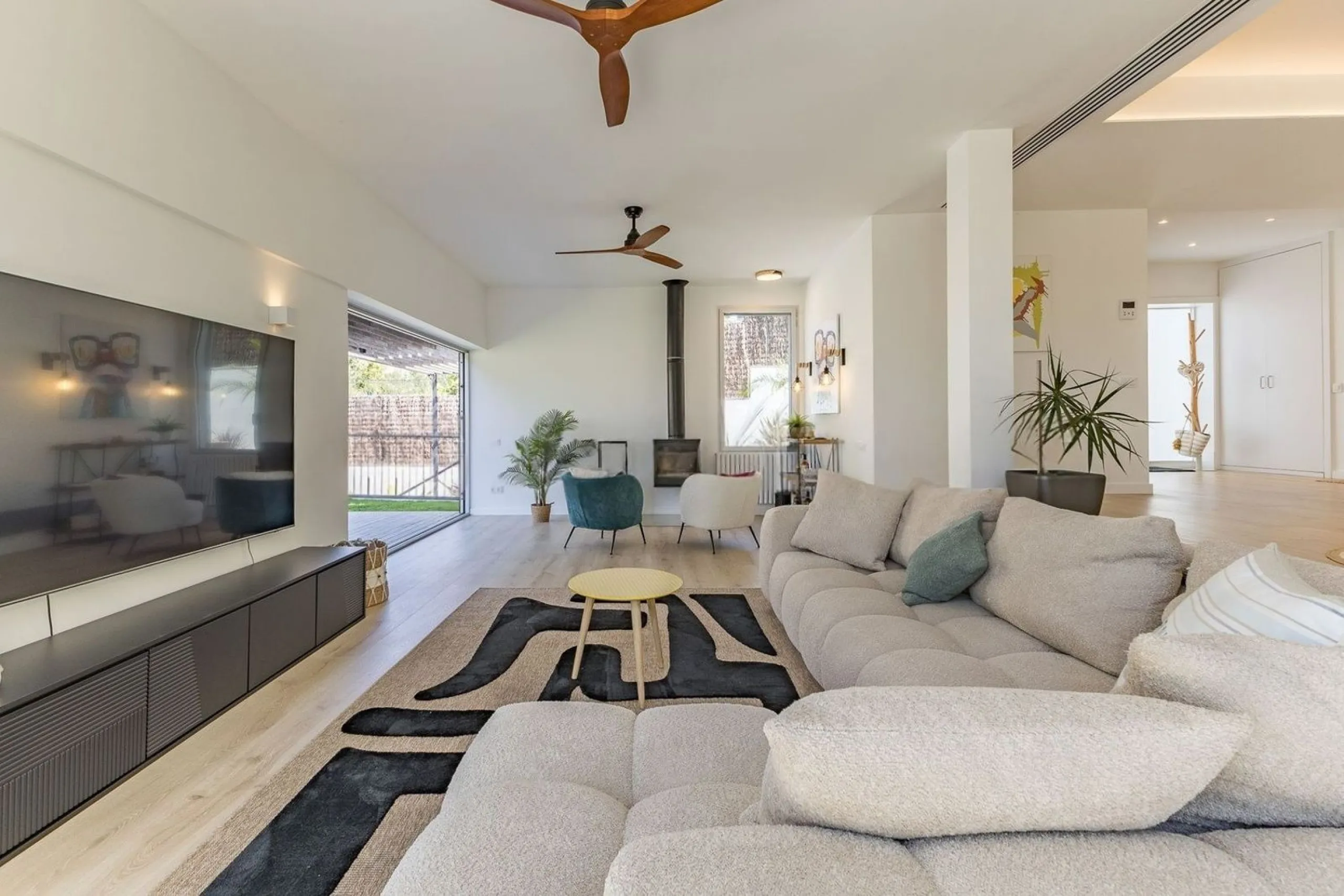 Renovated Contemporary Home with Private Pool in Esplugues de Llobregat, Barcelona