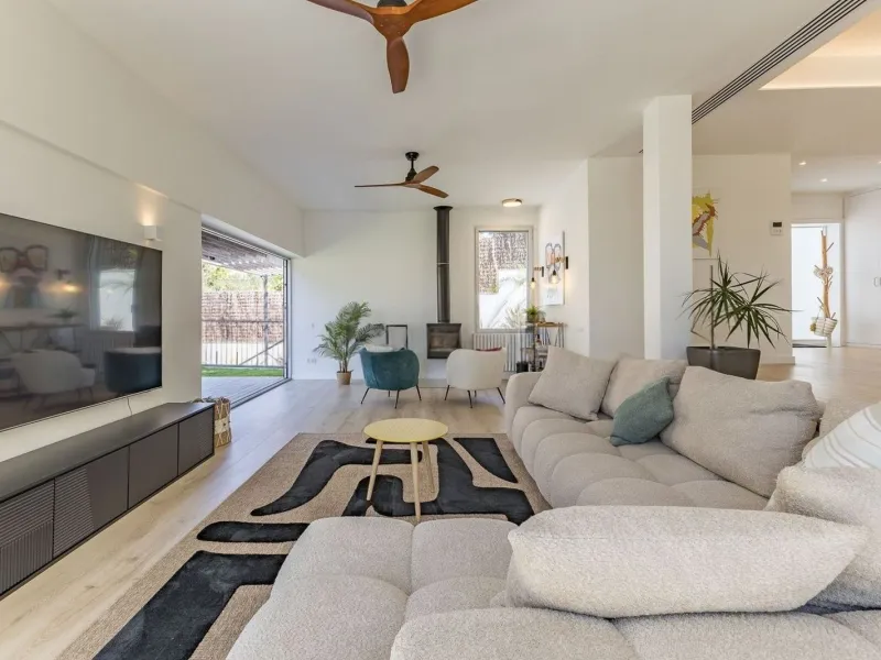 Renovated Contemporary Home with Private Pool in Esplugues de Llobregat, Barcelona
