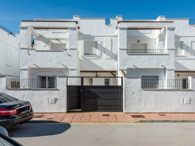 Bright CORNER Semi-Detached Home in Los Naranjos de Marbella, Just 1.5 km from the Beach and Puerto Banús