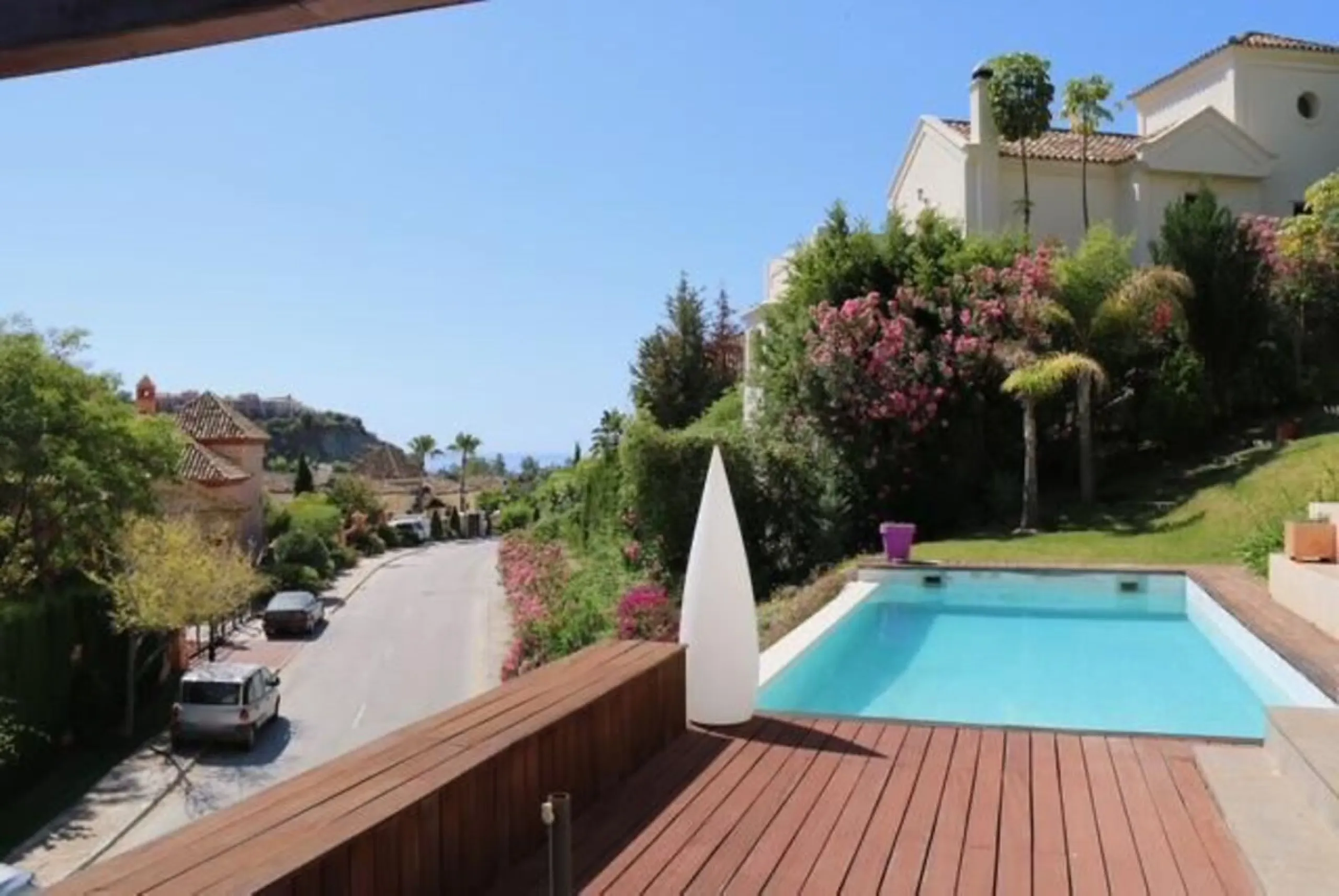 In Los Arqueros, Benahavís, we present this 5-bedroom, 5-bathroom villa that stands out for its style, comfort, and privacy.