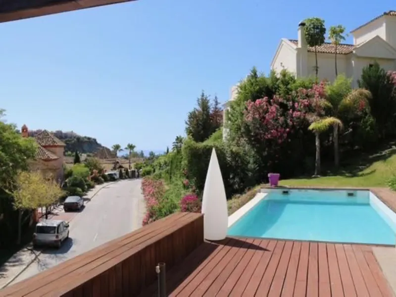 In Los Arqueros, Benahavís, we present this 5-bedroom, 5-bathroom villa that stands out for its style, comfort, and privacy.