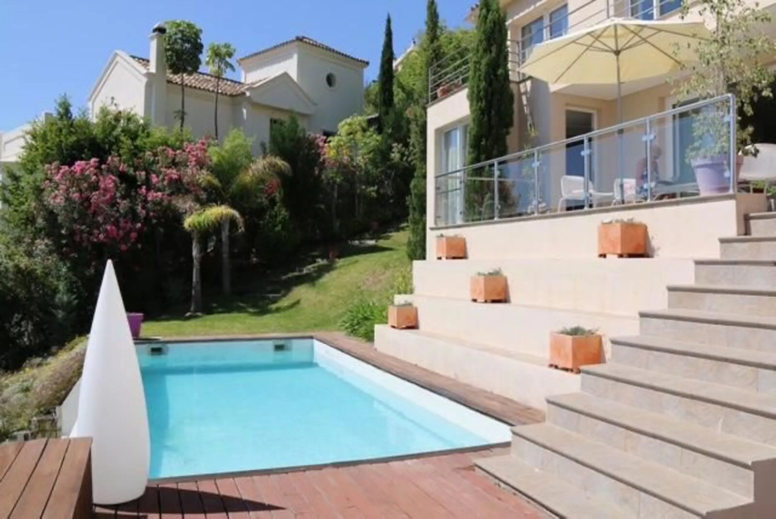 In Los Arqueros, Benahavís, we present this 5-bedroom, 5-bathroom villa that stands out for its style, comfort, and privacy.