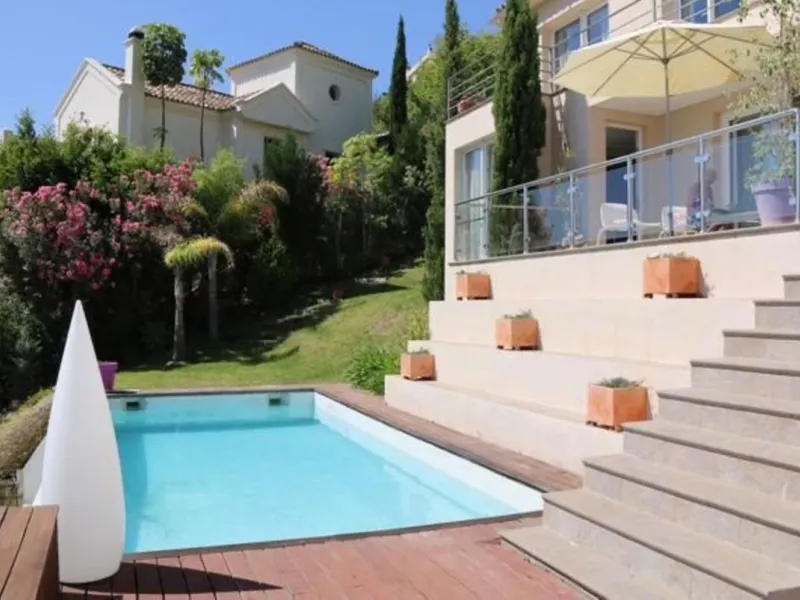 In Los Arqueros, Benahavís, we present this 5-bedroom, 5-bathroom villa that stands out for its style, comfort, and privacy.