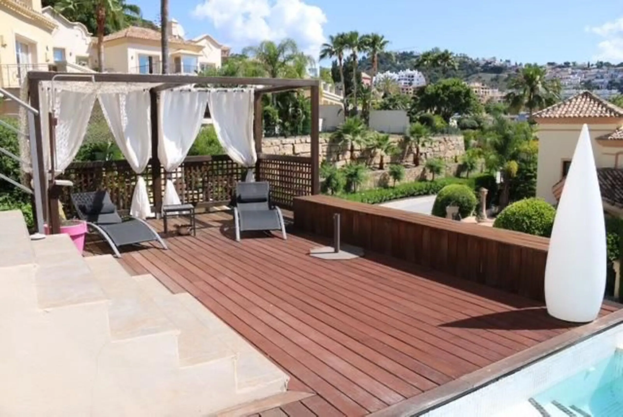 In Los Arqueros, Benahavís, we present this 5-bedroom, 5-bathroom villa that stands out for its style, comfort, and privacy.