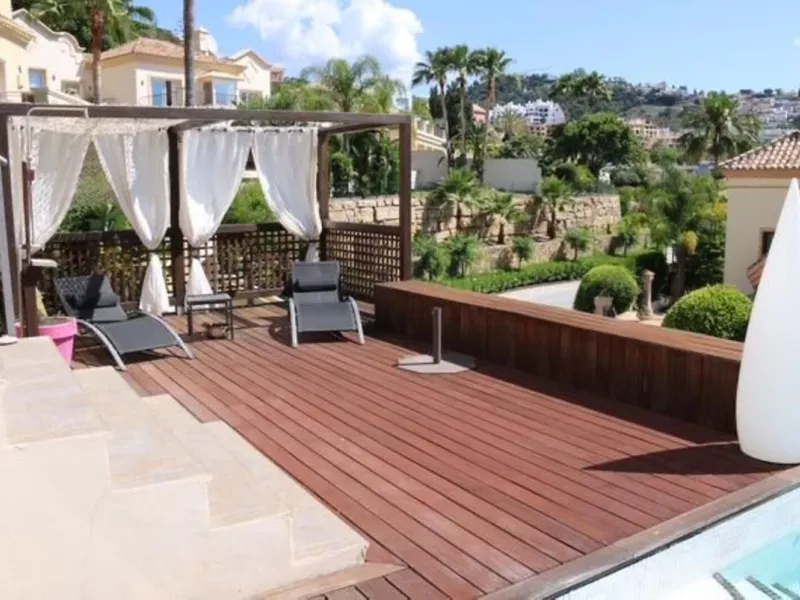 In Los Arqueros, Benahavís, we present this 5-bedroom, 5-bathroom villa that stands out for its style, comfort, and privacy.