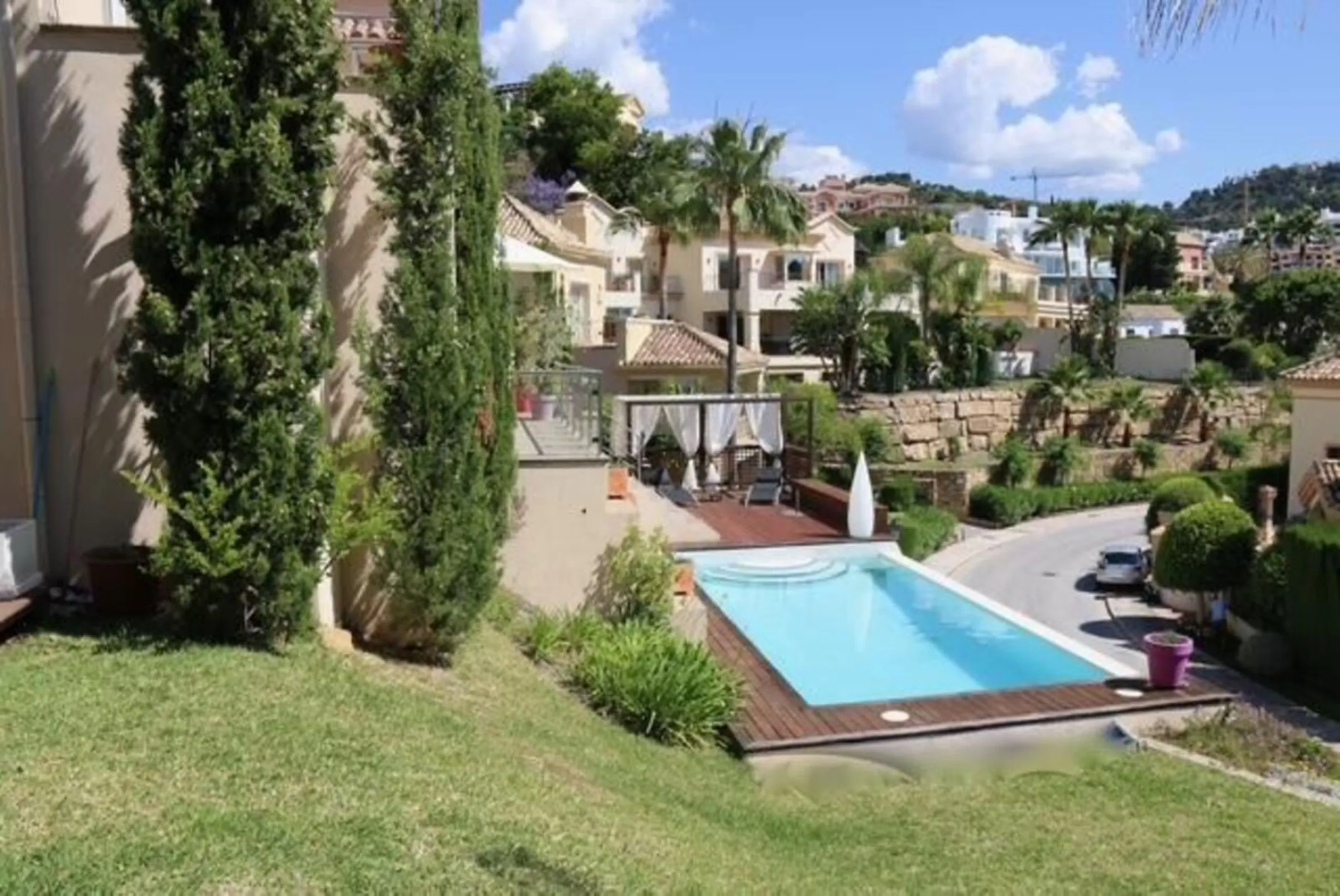 In Los Arqueros, Benahavís, we present this 5-bedroom, 5-bathroom villa that stands out for its style, comfort, and privacy.