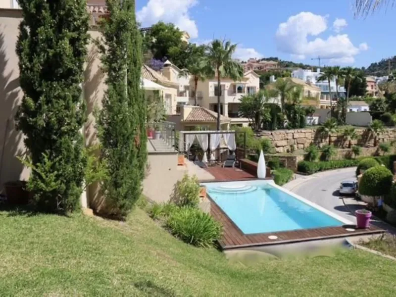 In Los Arqueros, Benahavís, we present this 5-bedroom, 5-bathroom villa that stands out for its style, comfort, and privacy.