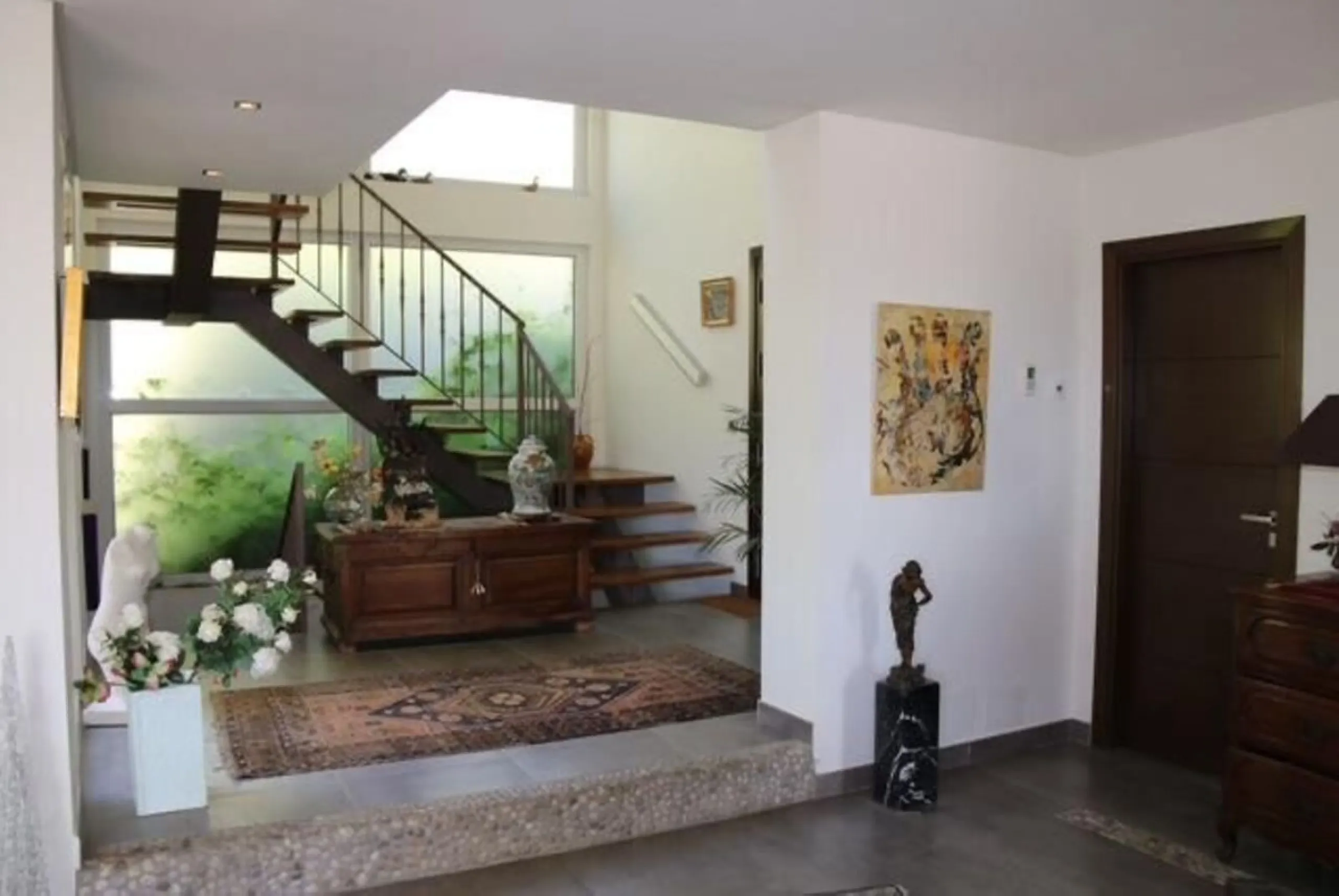In Los Arqueros, Benahavís, we present this 5-bedroom, 5-bathroom villa that stands out for its style, comfort, and privacy.