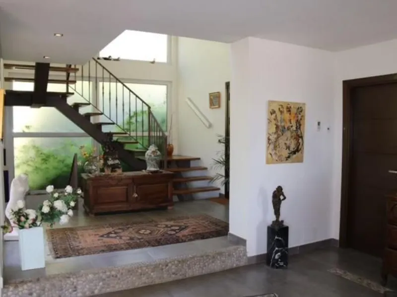 In Los Arqueros, Benahavís, we present this 5-bedroom, 5-bathroom villa that stands out for its style, comfort, and privacy.