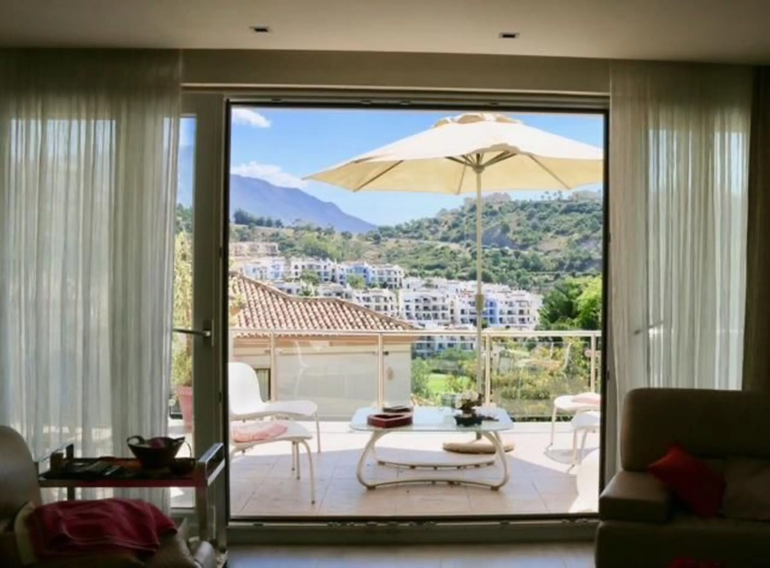 In Los Arqueros, Benahavís, we present this 5-bedroom, 5-bathroom villa that stands out for its style, comfort, and privacy.