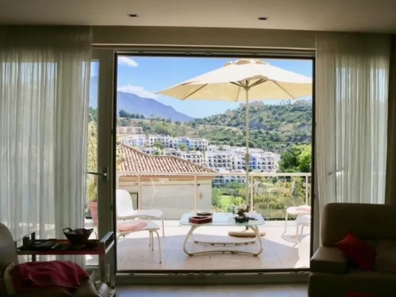 In Los Arqueros, Benahavís, we present this 5-bedroom, 5-bathroom villa that stands out for its style, comfort, and privacy.