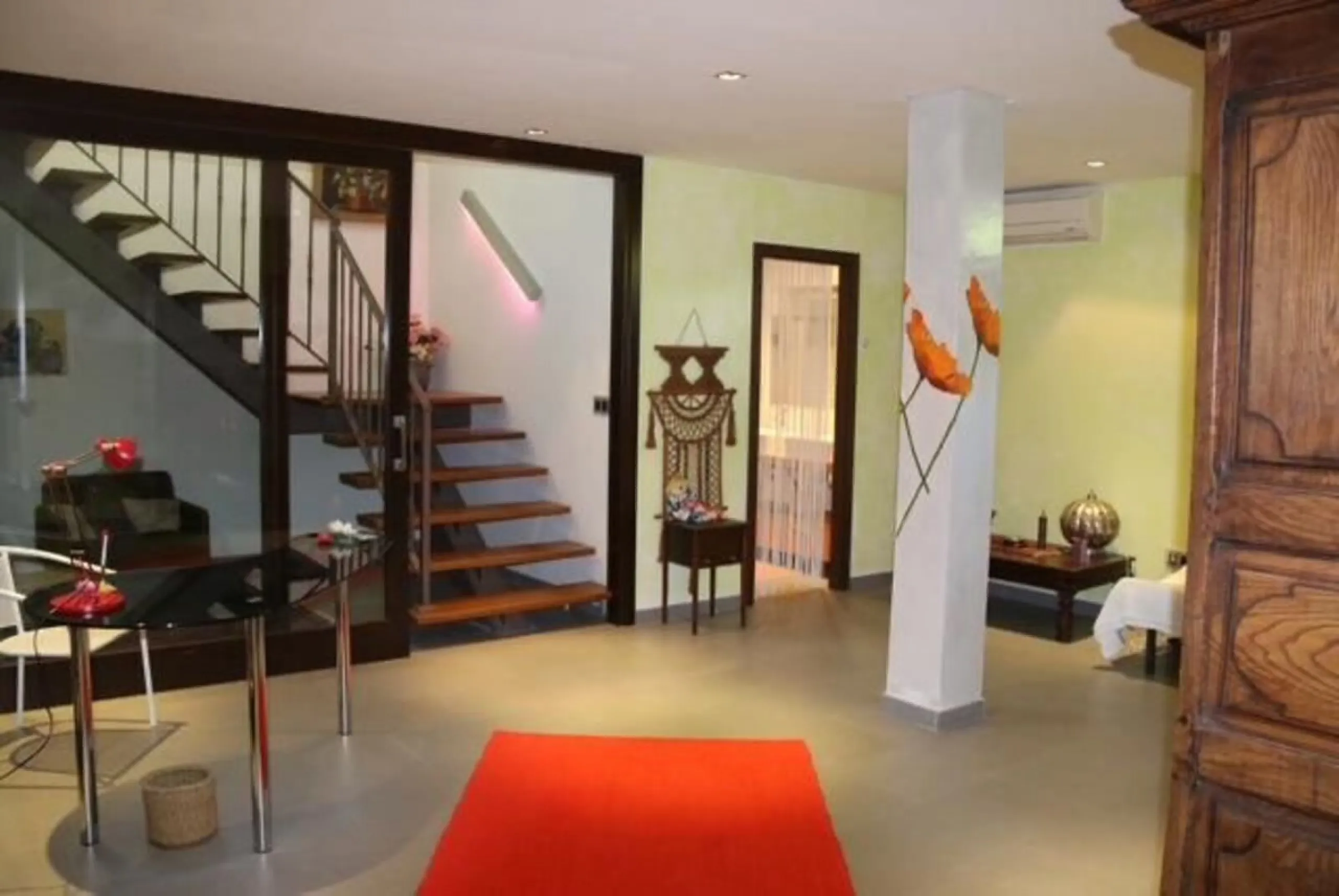 In Los Arqueros, Benahavís, we present this 5-bedroom, 5-bathroom villa that stands out for its style, comfort, and privacy.
