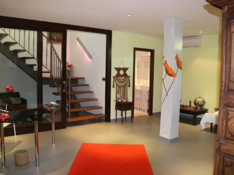 In Los Arqueros, Benahavís, we present this 5-bedroom, 5-bathroom villa that stands out for its style, comfort, and privacy.