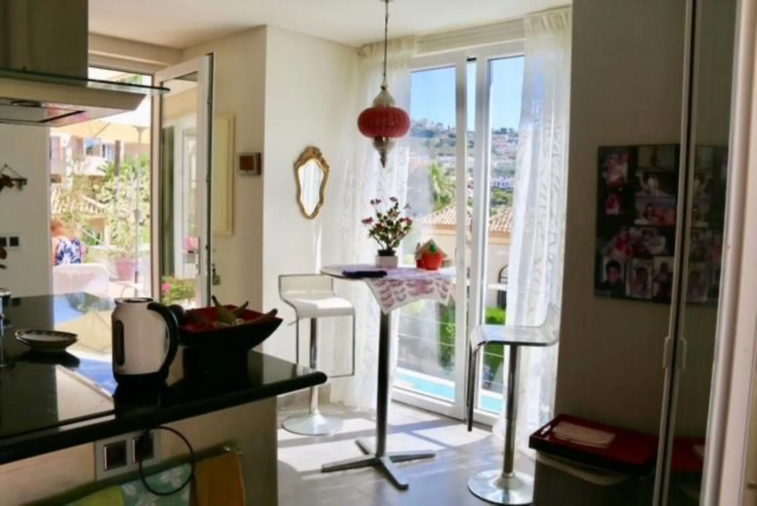 In Los Arqueros, Benahavís, we present this 5-bedroom, 5-bathroom villa that stands out for its style, comfort, and privacy.
