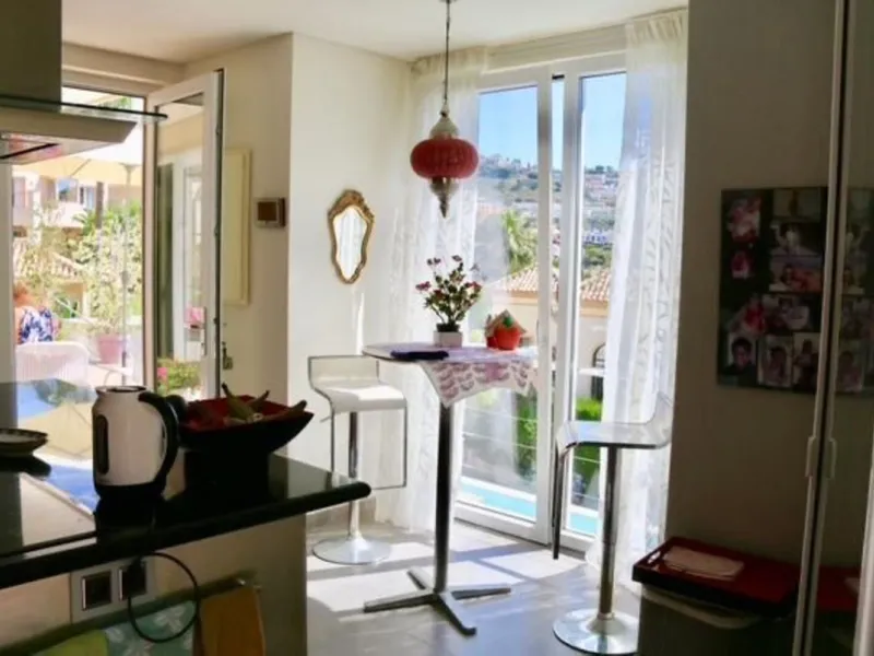 In Los Arqueros, Benahavís, we present this 5-bedroom, 5-bathroom villa that stands out for its style, comfort, and privacy.