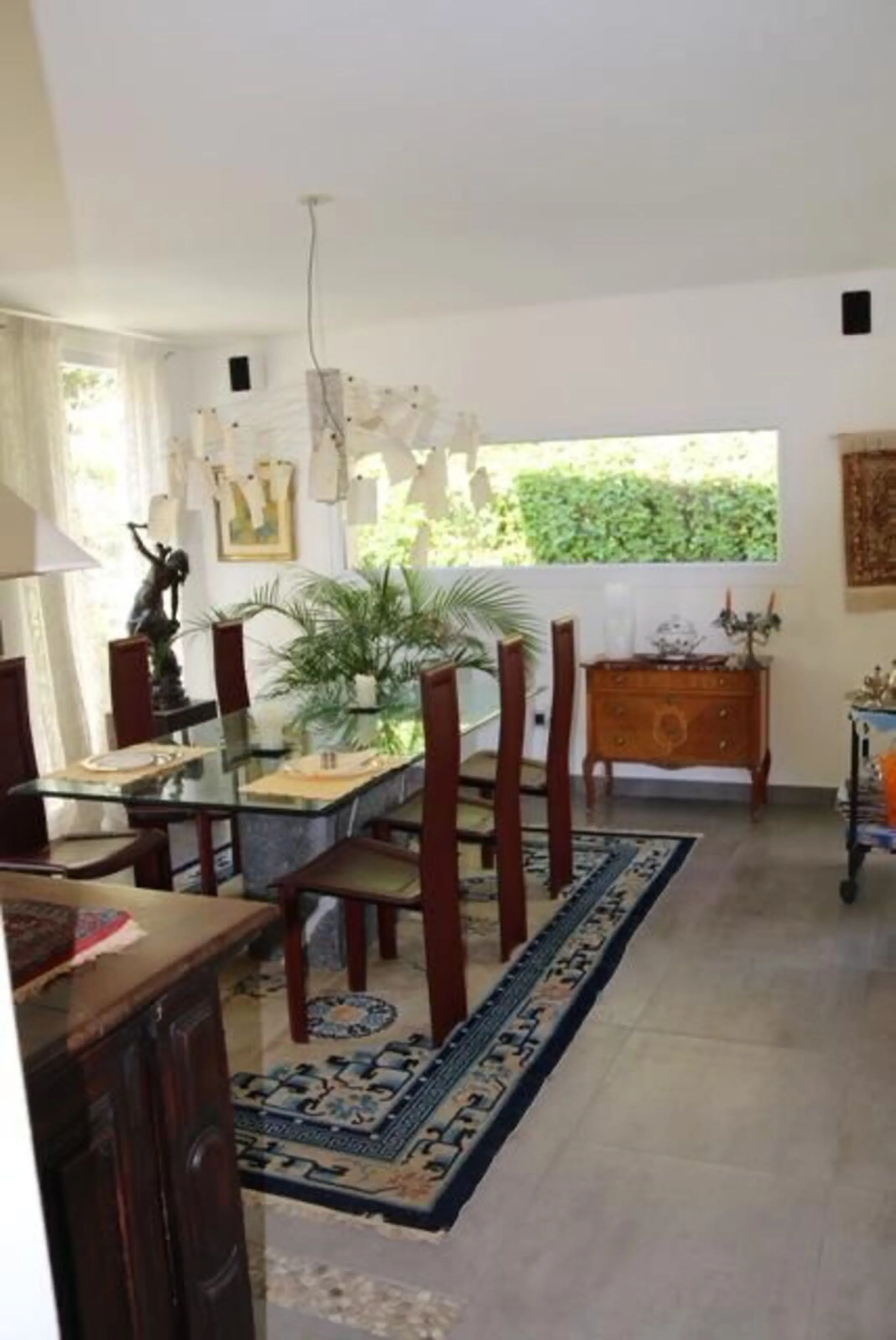 In Los Arqueros, Benahavís, we present this 5-bedroom, 5-bathroom villa that stands out for its style, comfort, and privacy.