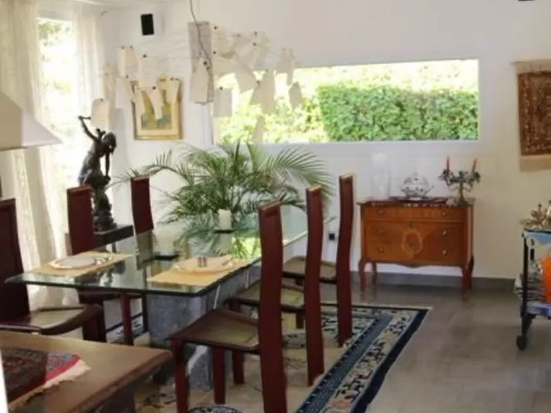 In Los Arqueros, Benahavís, we present this 5-bedroom, 5-bathroom villa that stands out for its style, comfort, and privacy.
