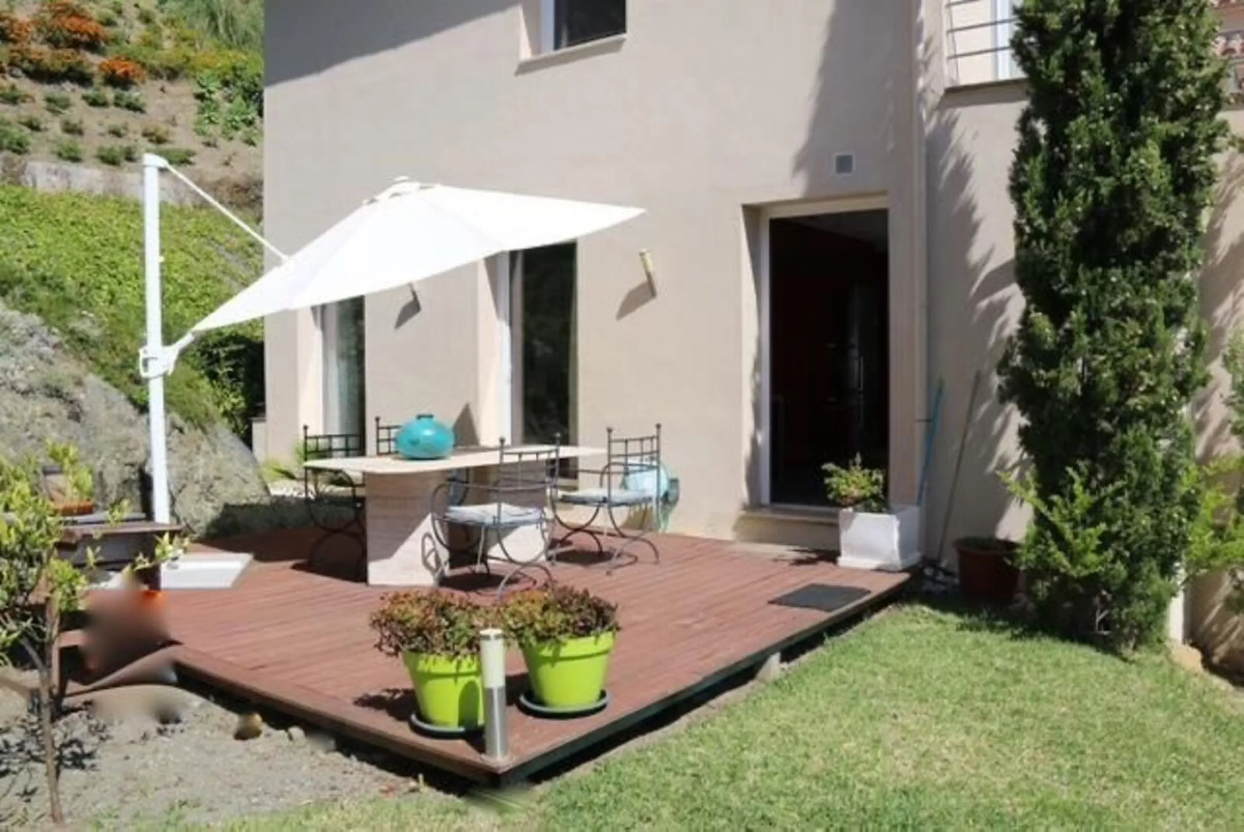 In Los Arqueros, Benahavís, we present this 5-bedroom, 5-bathroom villa that stands out for its style, comfort, and privacy.