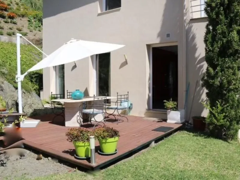 In Los Arqueros, Benahavís, we present this 5-bedroom, 5-bathroom villa that stands out for its style, comfort, and privacy.