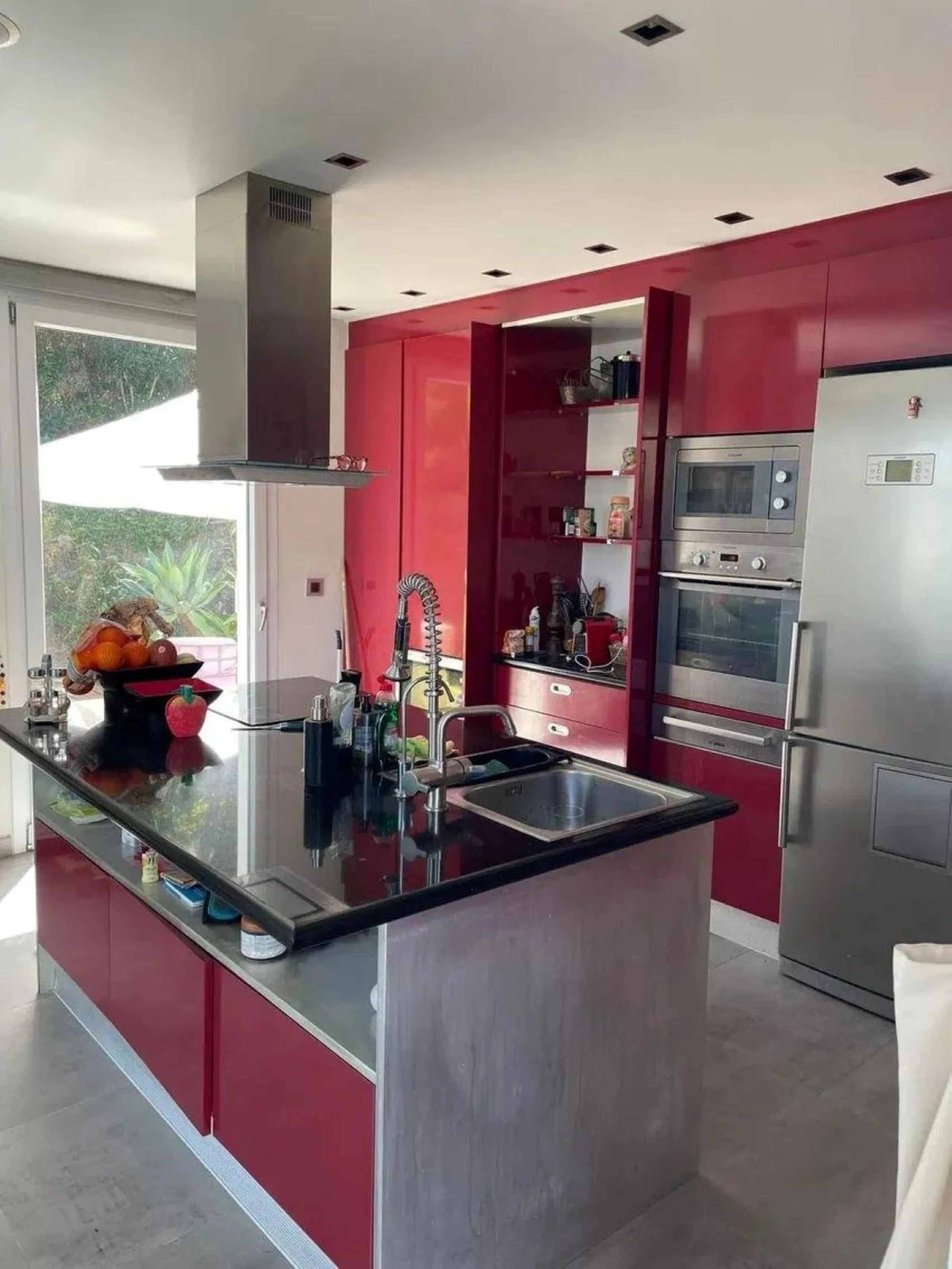 In Los Arqueros, Benahavís, we present this 5-bedroom, 5-bathroom villa that stands out for its style, comfort, and privacy.