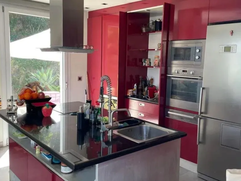 In Los Arqueros, Benahavís, we present this 5-bedroom, 5-bathroom villa that stands out for its style, comfort, and privacy.