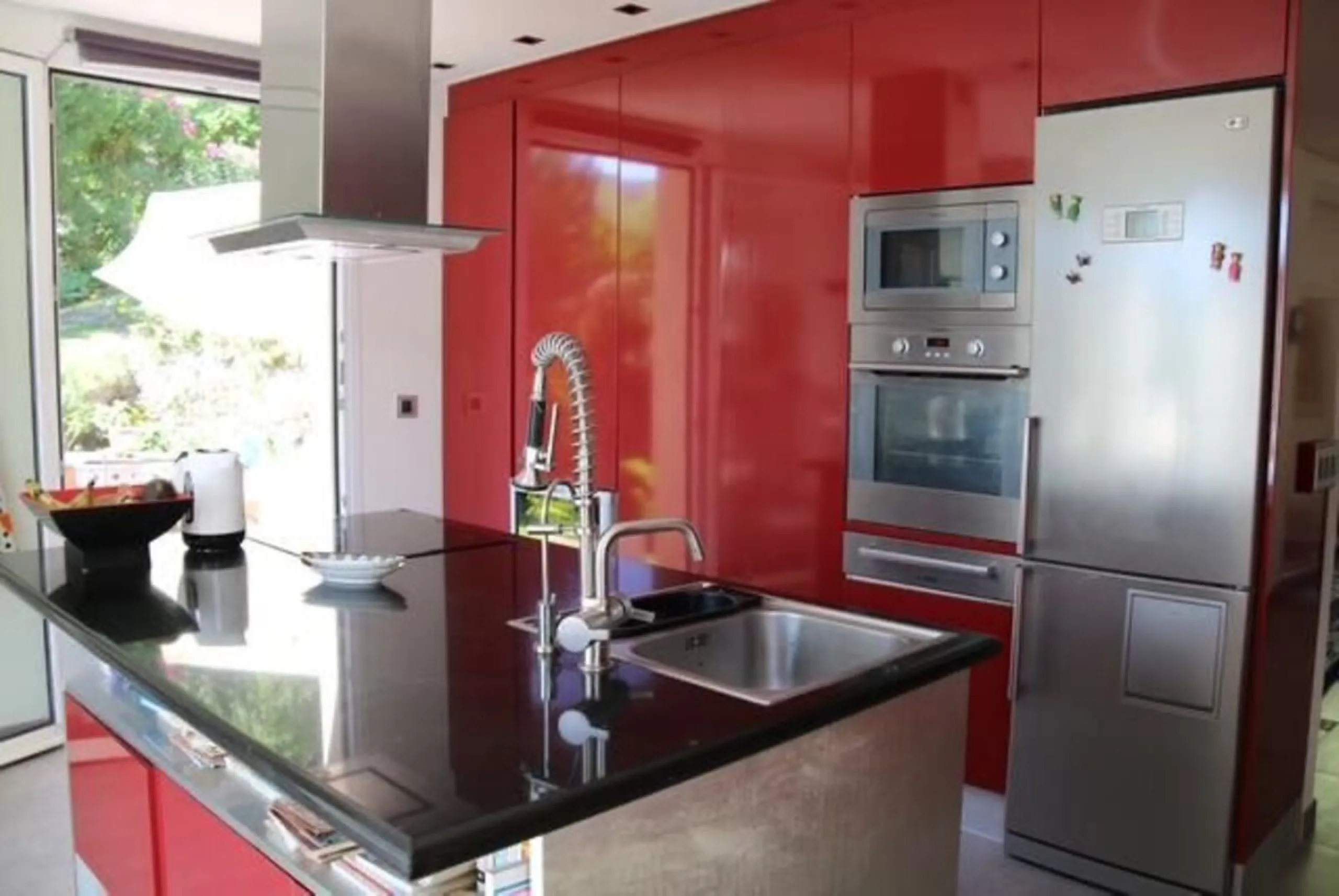 In Los Arqueros, Benahavís, we present this 5-bedroom, 5-bathroom villa that stands out for its style, comfort, and privacy.